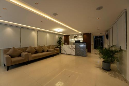 班加罗尔Sai Bliss International, Bangalore的大厅,在大楼里配有沙发和柜台