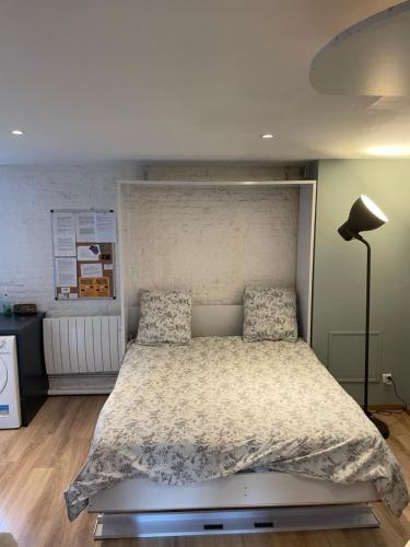 里尔Escalille le Royale的一间卧室配有一张带白色床头板的大床