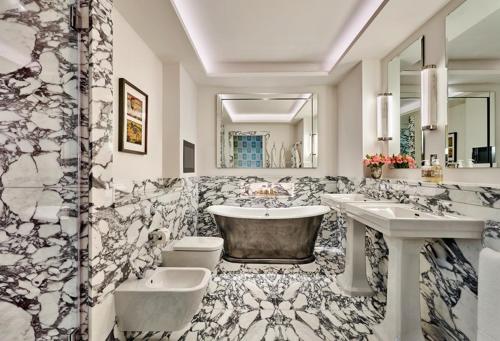 纽约Warren Street Hotel的浴室配有两个盥洗盆和浴缸。