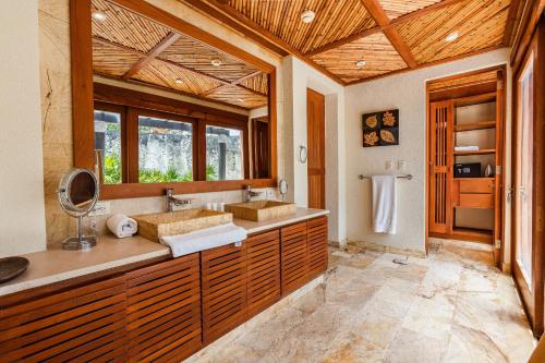 蓬塔卡纳Newly added Tropical Bungalow at Green Village的浴室设有2个水槽和2面镜子