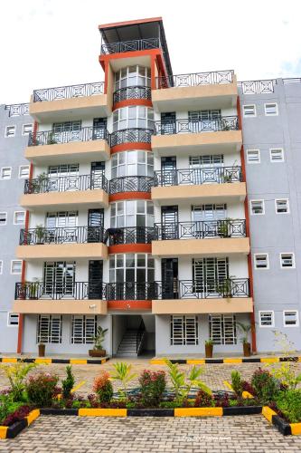 MeruMeru Heights Luxury Apartments的公寓大楼前设有阳台和植物