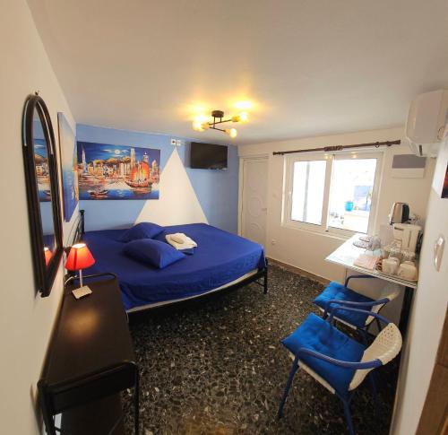 马科普隆4Seasons Suites Paradise Near Airport的一间卧室配有蓝色的床和椅子