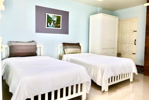 Tha BoJS Place THABO的蓝色墙壁客房的两张床