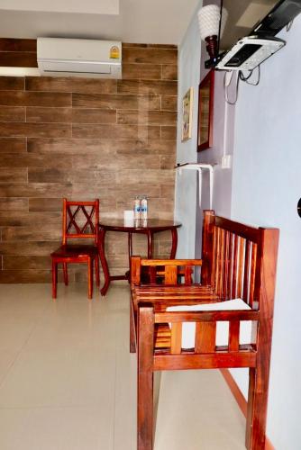Tha BoJS Place THABO的厨房配有两把椅子和一张桌子及冰箱