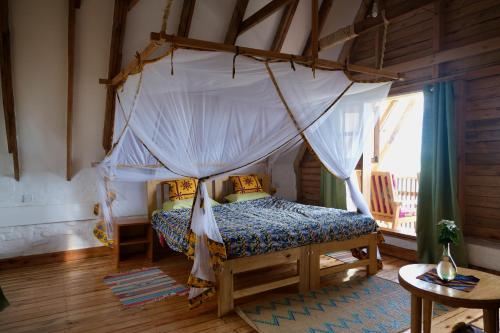 SangaHyena Hill Lodge的一间卧室配有一张带天蓬的床