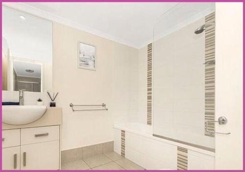 North WardHenry Street Haven II的白色的浴室设有水槽和淋浴。