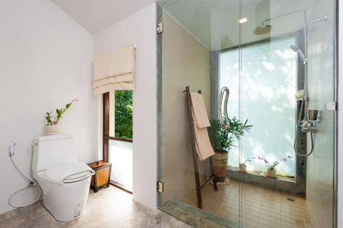 涛岛Ban's Diving Resort SHA Extra Plus的一间带卫生间和玻璃淋浴间的浴室
