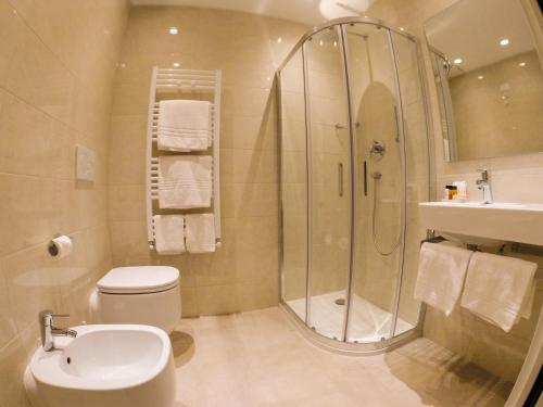 环球酒店的一间浴室
