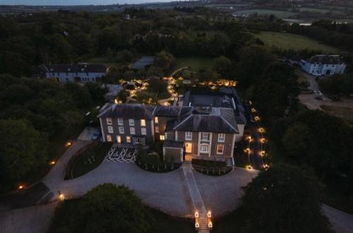 韦克斯福德Newbay House Wexford的享有带灯的大房子的空中景致