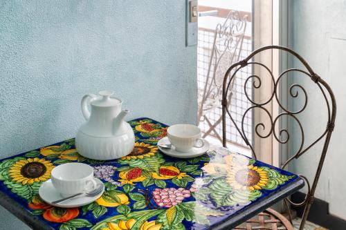 米兰Dream Suite的茶壶和茶杯的桌子