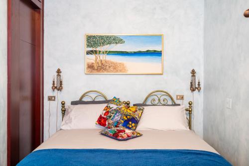 米兰Dream Suite的一间卧室配有一张床,享有海滩美景