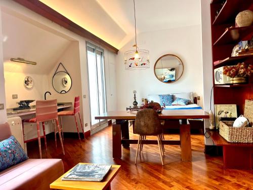 米兰Luxury Loft的一间带桌子的客厅和一间餐厅