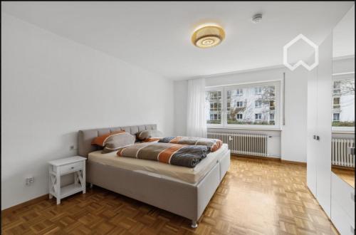 莱茵费尔登Apartment "Wirtschaftswunder"的白色的卧室设有床和窗户