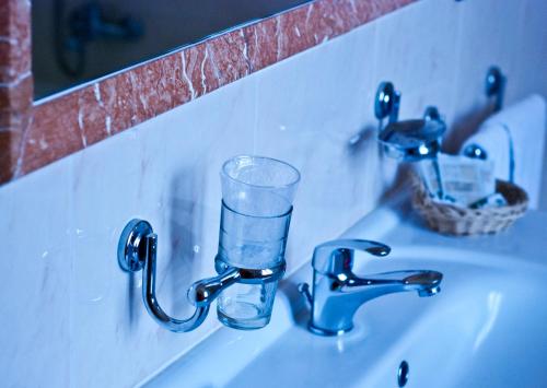 奥维多皮齐欧酒店的浴室水槽上坐着一杯水