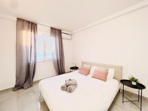 姆西达SUNSHINE SUITS - BRAND NEW APARTMENTS的白色卧室配有大白色床和粉红色枕头