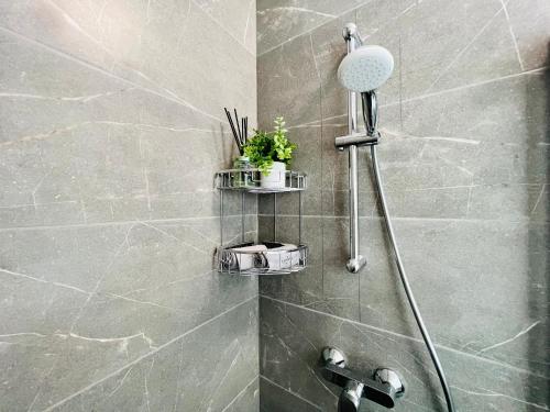 姆西达SUNSHINE SUITS - BRAND NEW APARTMENTS的带淋浴的浴室,墙上设有两个架子