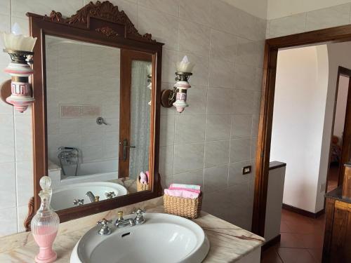 奥特里科利POGGIO&TRAMONTO的一间带水槽、浴缸和镜子的浴室