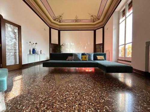 博洛尼亚Frame Bologna的大楼内带绿色沙发的客厅