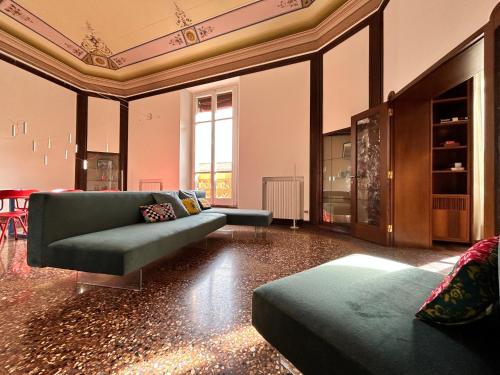 博洛尼亚Frame Bologna的客厅配有沙发和桌子