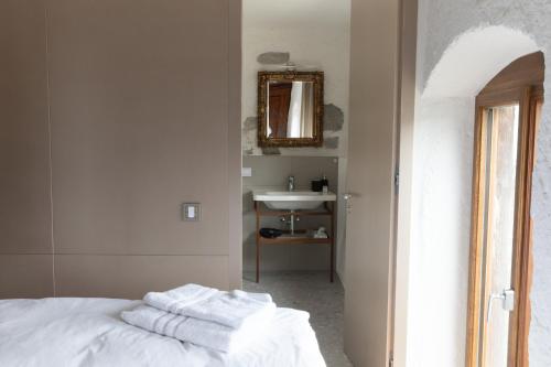 LeibenDer Turm Leiben Apartments的卧室配有白色的床和水槽
