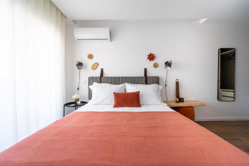 布拉加João da Ponte - T1 Altice Forum Braga by House and People的一间卧室配有一张带红色毯子的大床