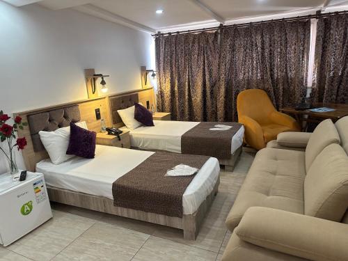 安塔利亚Beyond OTEL的酒店客房,设有两张床和一张沙发