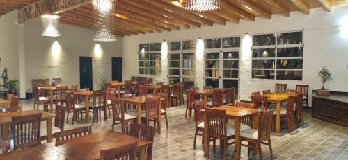 圣路易斯CHAKRAS TERMAS HOTEL & SPA的一间摆放着木桌和椅子的餐厅