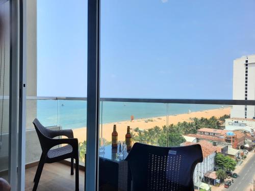 Ocean Breeze Aparthotel Negombo R11 B01的阳台或露台