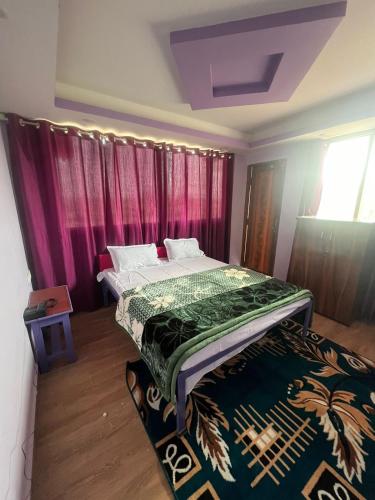 博帕尔Roshan Resorts的一间带床的卧室,位于带窗帘的房间