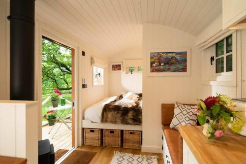 格拉斯哥Shepherd's Rest Luxurious Hideaway的小房间设有床和窗户