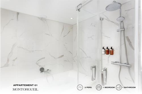 巴黎Beauquartier - Montorgueil的一间铺有白色大理石的淋浴浴室
