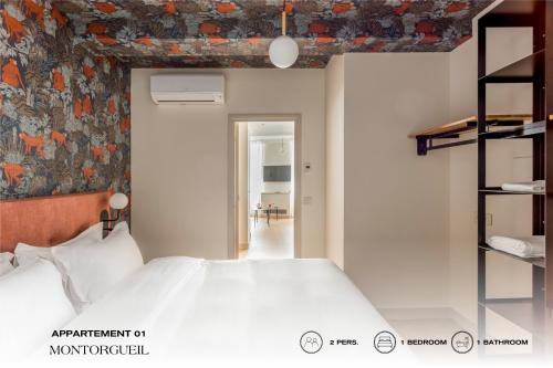 巴黎Beauquartier - Montorgueil的卧室配有一张白色大床和花卉壁纸
