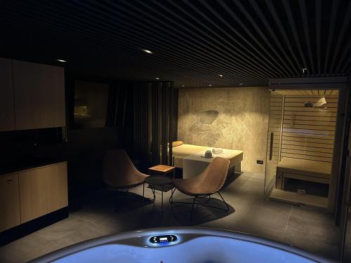 摩拉瓦托普利采Aparthotel Vital - Vital Resort的带浴缸、椅子和水槽的浴室