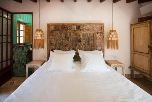 索列尔港Camp de sa mar的卧室配有带白色枕头的大床