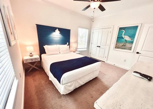 奥兰治比奇Beautiful 3br/25ba w/ Kayak access, Sleeps 10的一间卧室配有一张大床和蓝色床头板