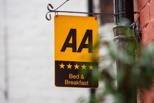 什鲁斯伯里达尔文联排别墅旅馆的挂在大楼上的住宿加早餐旅馆的标志