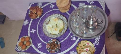 Ketamaكتامة ketama的一张桌子,上面有紫色的桌布,上面有食物