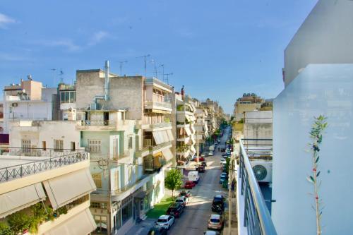 比雷埃夫斯Piraeus Relax的享有城市街道和建筑的景色