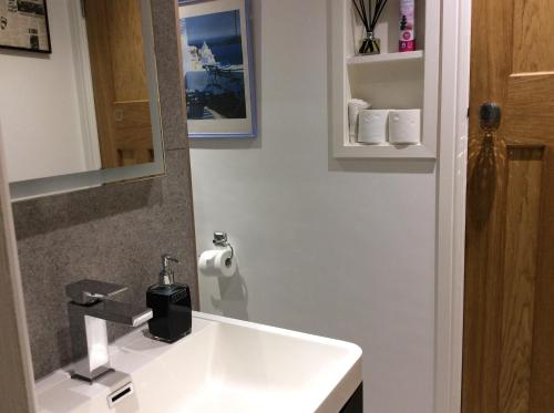 格拉辛顿Hardy Croft Hideaway的浴室设有白色水槽和镜子