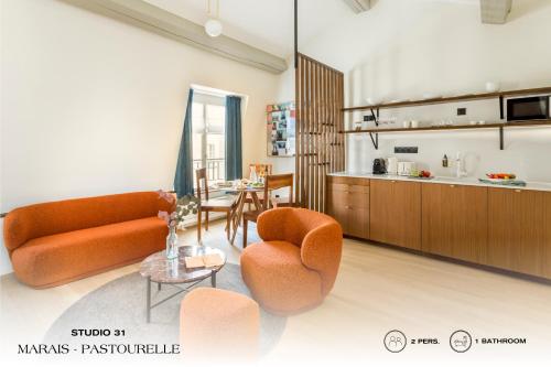 巴黎Beauquartier - Marais, Pastourelle的一间带橙色家具的客厅和厨房
