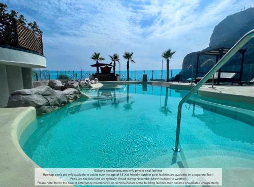 直布罗陀Luxury 1 Bed - City Suites Ocean Spa Plaza的度假村内的一个蓝色海水游泳池
