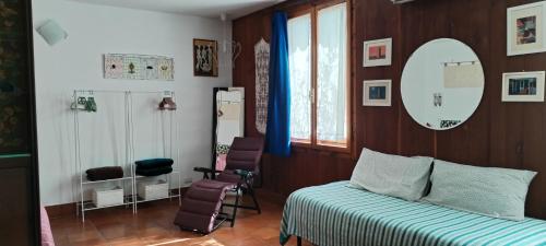 Nogaredo斯塔申迪普埃斯特乡村民宿的卧室配有床、镜子和椅子