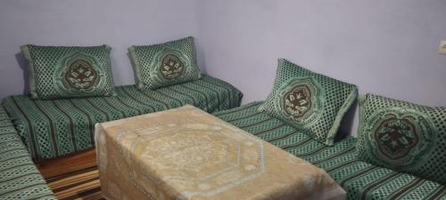 KetamaKetama كتامة المغرب的客厅配有两把椅子和一张搁脚凳