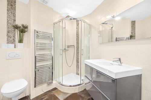巴黎Bella Citta的带淋浴、卫生间和盥洗盆的浴室
