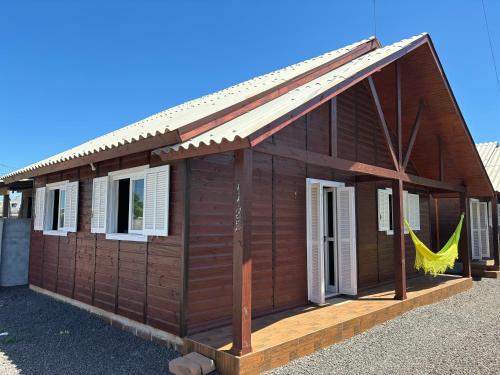 帕苏迪托雷斯Chalé hespanhol 01的一座带屋顶的小木房子