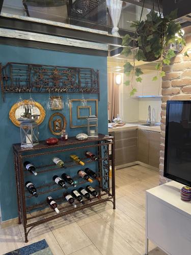 米兰Crystal Loft Luxury Milano的一间设有酒瓶架的房间