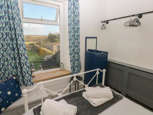 拉内利5 Pontardulais Road的客房设有窗户、床和窗户。