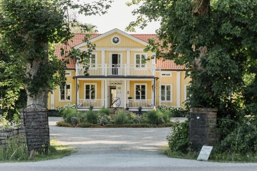 勒托普Skäftekärr Hotell och Konferens的大型黄色房屋,设有大型车道