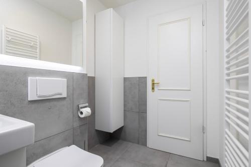 莱比锡Modern, gemütlich, zentral & nahe KarLi的一间带卫生间和白色门的浴室