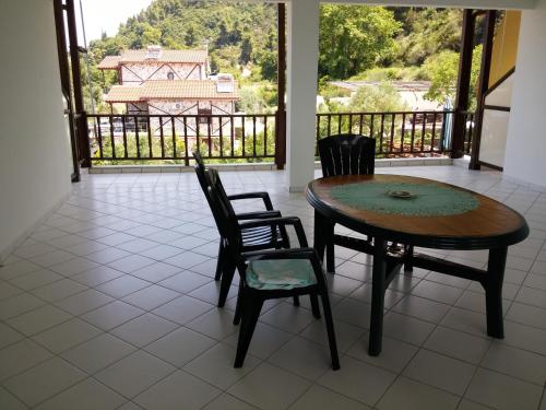 沃尔沃罗Nikos & Panagiota的客房设有桌椅和阳台。